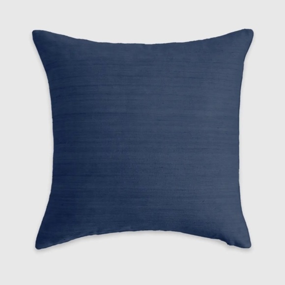 NWOT QUINCE Raw Silk Pillow Cover Navy 20x20 1825 - Picture 1 of 9